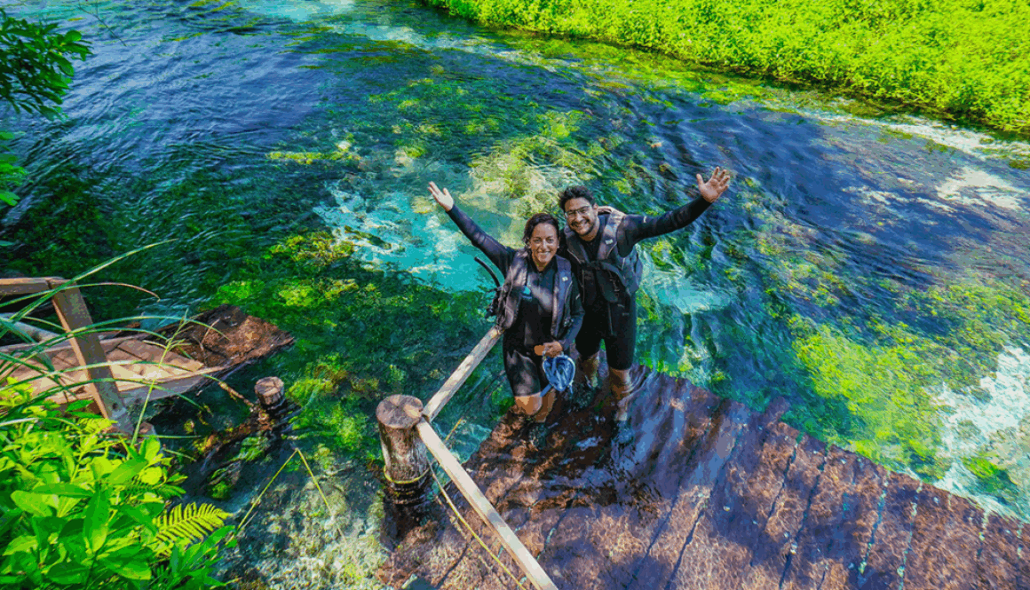 Viajeros practicando ecoturismo en la naturaleza
