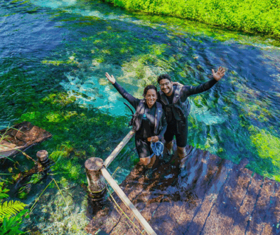 Viajeros practicando ecoturismo en la naturaleza